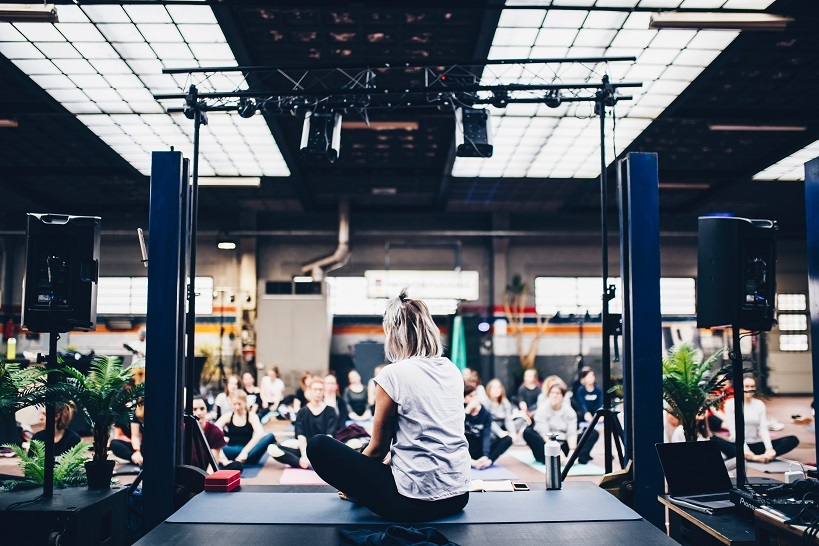 Talks faz aula de ioga Unsplash Column