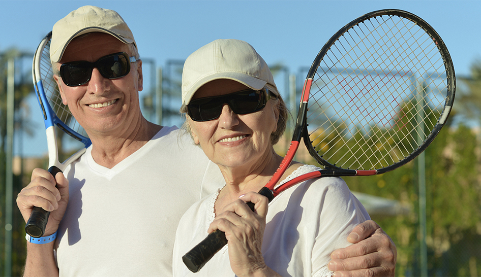 Bem-estar Seniores a jogar ténis Coluna