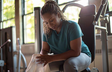 Bem-estar O papel fundamental do exercício Mulher Shoulder Press Matriz de repouso Uso limitado Coluna jpg