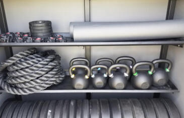 Programação de fitness Life Fitness Caixa para exterior Coluna de prateleiras para arrumação de acessórios