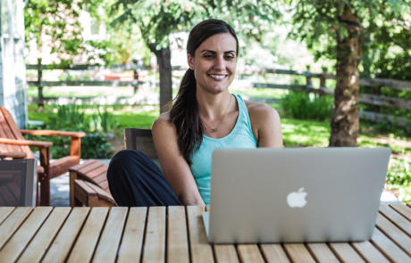 Mulher de automação do clube de vendas e marketing numa coluna de computador portátil