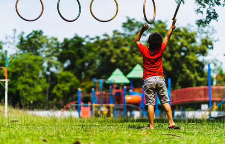 Bem-estar e programação comunitária criança a brincar no parque infantil unsplash stock column