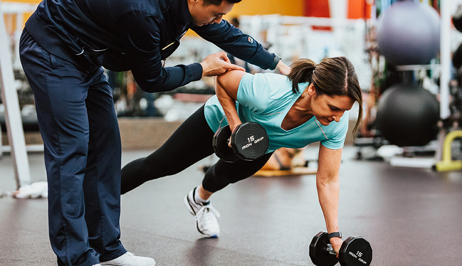 Programação de fitness mulher com pega de ferro coluna push up