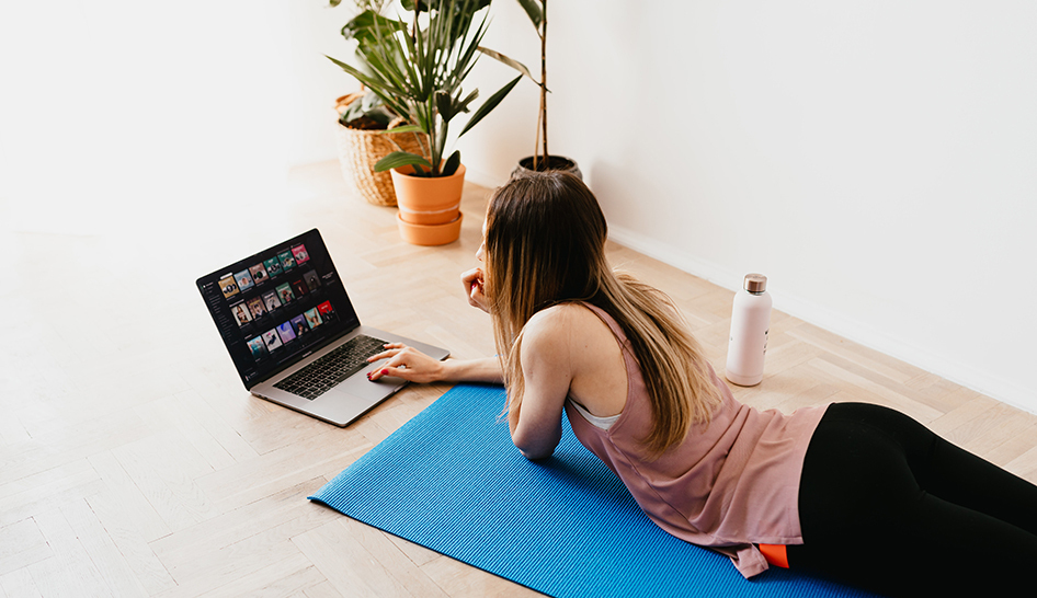 Mulher de vendas e marketing a trabalhar em casa com um computador portátil coluna pexel