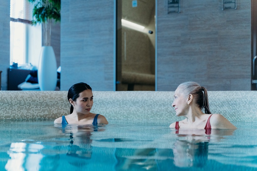 Talks leva duas mulheres na piscina coluna pexels