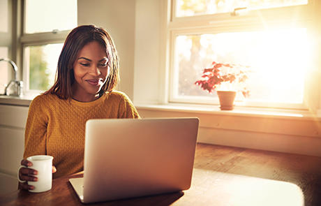 Mulher de marketing de vendas com computador portátil